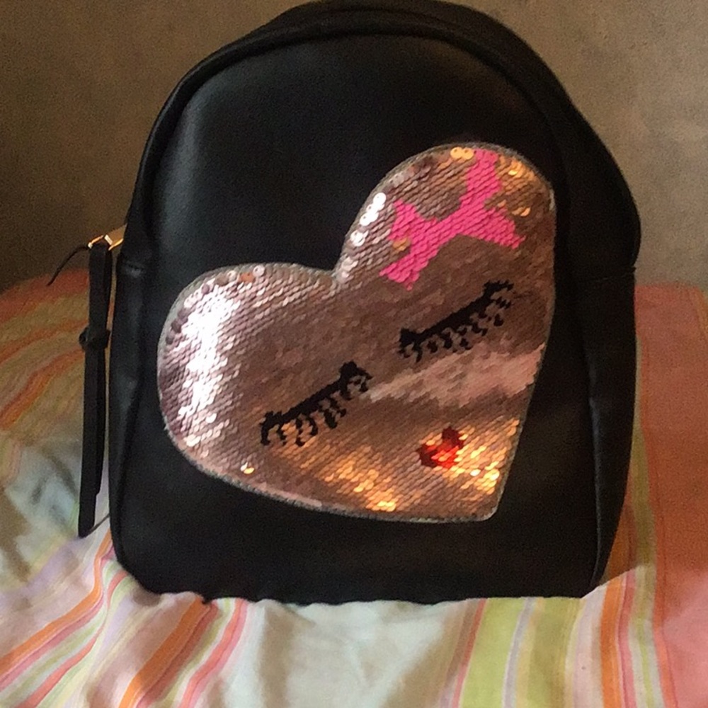 A kiss me couture back back